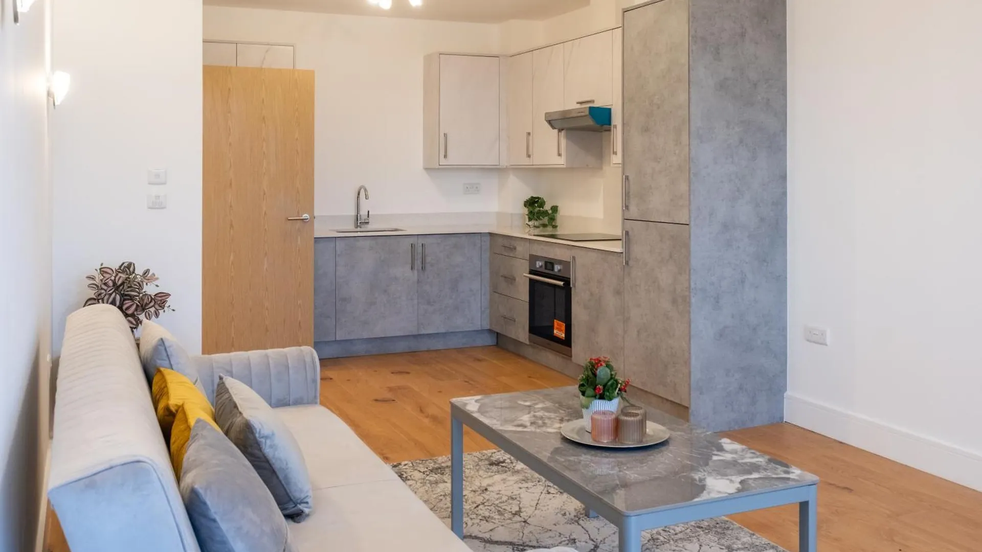Meadow Lodge Apartments 하운슬로우