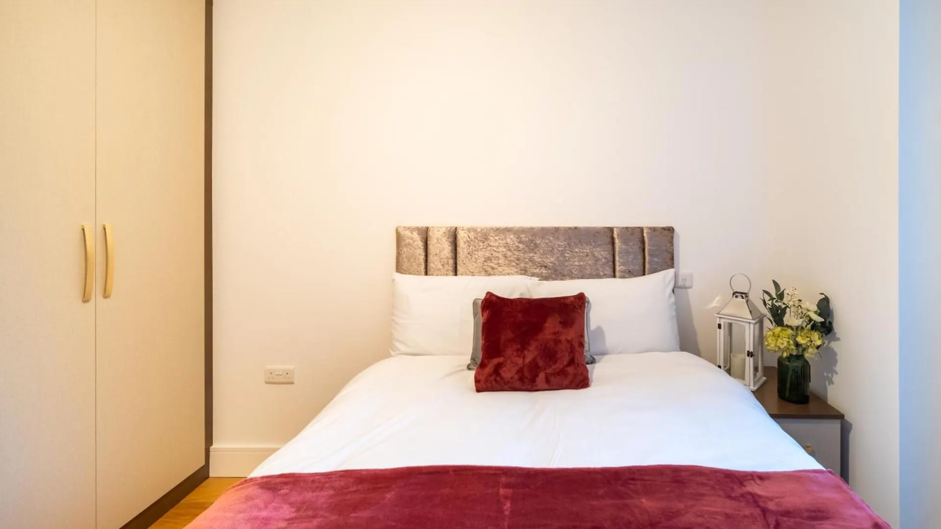 Meadow Lodge Apartments 하운슬로우 영국